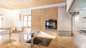 Wasserkocher mit Kaffee-/Teezubehör, Kühlschrank, Mikrowelle, Ofen