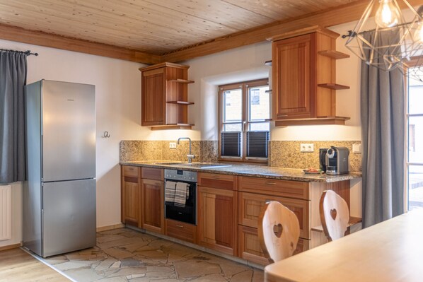 Fridge, oven, stovetop, dishwasher