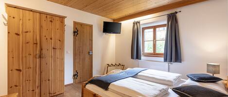1 bedroom, WiFi (free), bed sheets