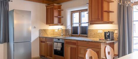 Fridge, oven, stovetop, dishwasher