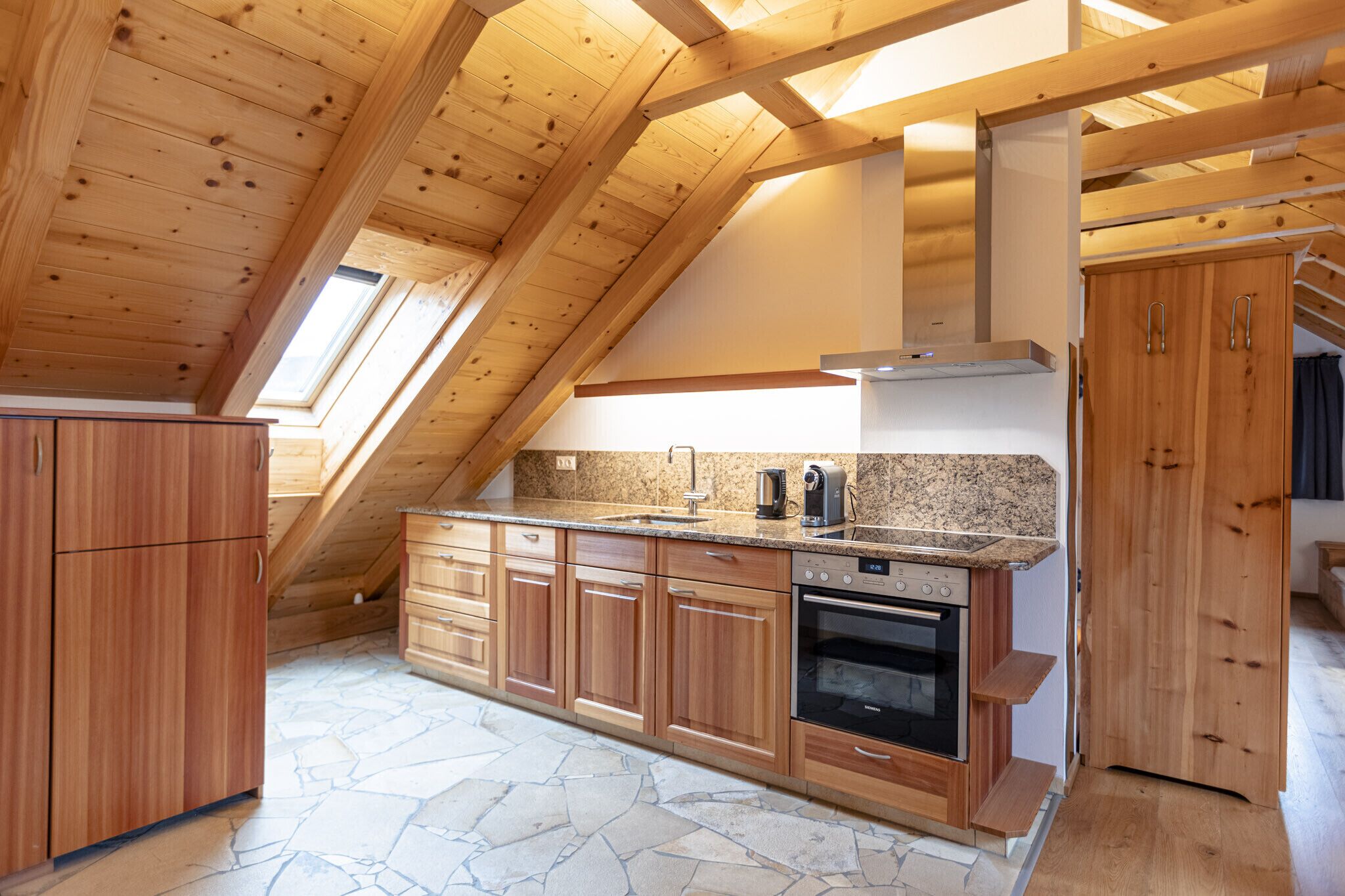 Réfrigérateur, four, lave-vaisselle, cafetière/bouilloire