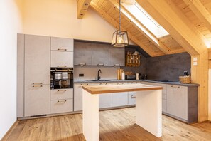 Fridge, oven, stovetop, dishwasher