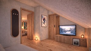 Una sala de estar acogedora, con suelo de madera, un televisor, un cuadro enmarcado y un monopatín en la pared.