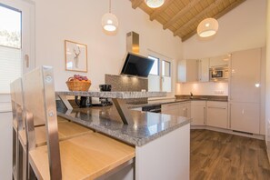 Een koelkast, een microgolfoven, een oven, een vaatwasser