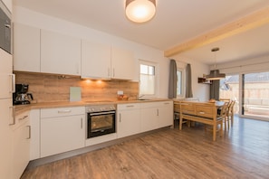Fridge, microwave, oven, dishwasher - Edelweiss Chalet Zell am See (Zell am See)