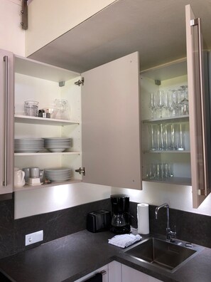 Geladeira, micro-ondas, fogão, lava-louças