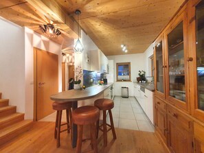 Kjøleskap, mikrobølgeovn, ovn og oppvaskmaskin