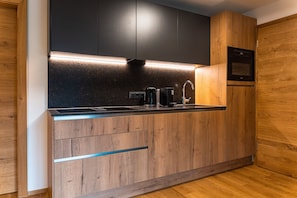 Réfrigérateur, four à micro-ondes, un four, surface de cuisson