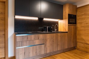 Réfrigérateur, four, plaque de cuisson, lave-vaisselle