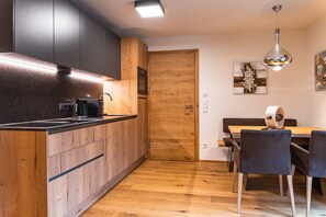 Jääkaappi, uuni, astianpesukone, kahvin-/teenkeitin