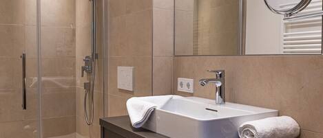 シャワー、ヘアドライヤー、タオル