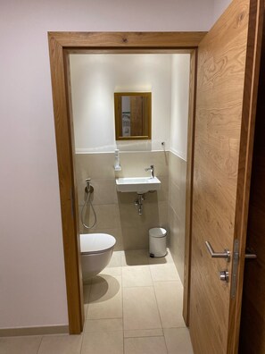 Dusj, hårføner og håndklær