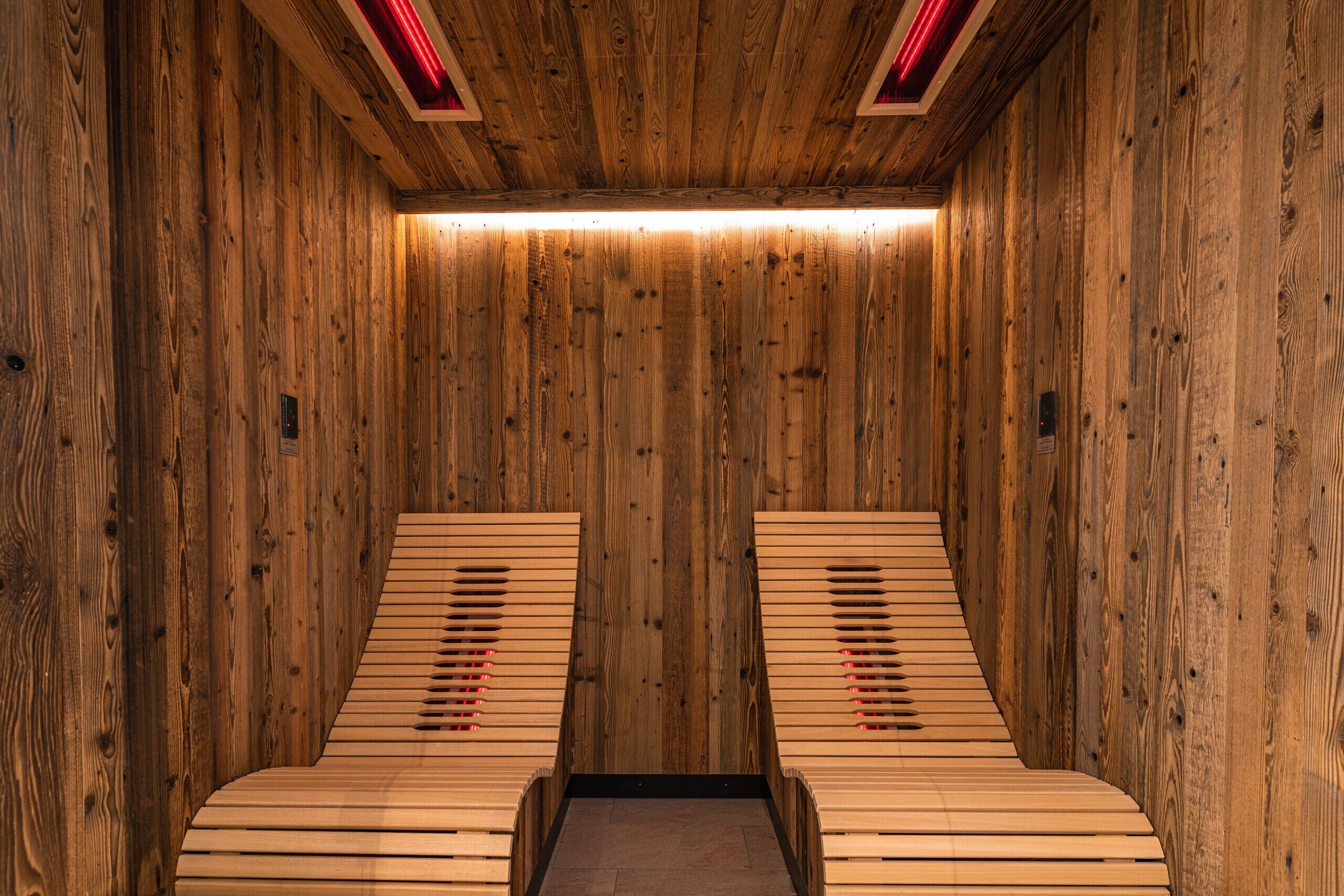 Una sauna con paredes y bancos de madera.