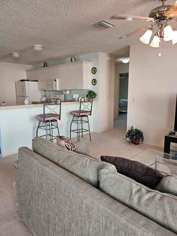 Smart TV, books - 2BR/2BA with electric golf cart, 5 minutes to Lake Sumter and 466 shopping. (The Villages)