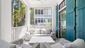 Smart TV, chimenea y libros