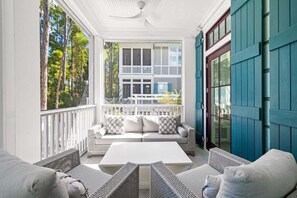 Smart TV, fireplace, books - WaterColor! Carriage House, Pool, LSV, Bikes! Next to Camp WaterColor Waterpark! (Santa Rosa Beach)