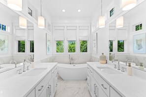 Douche, séchoir à cheveux, serviettes fournies, papier de toilette