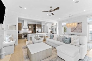 TV connectée, cheminée, livres