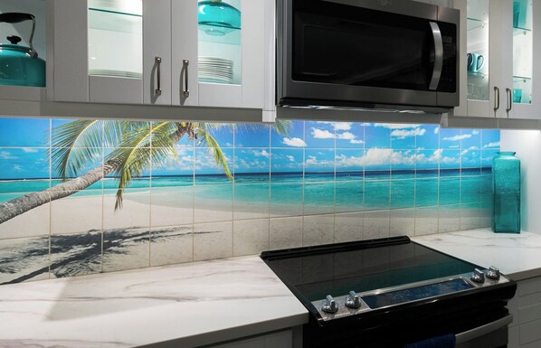 ثلاجة، ميكروويف، فرن، موقد طهي مسطح