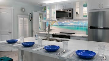 Frigorífico, microondas, horno y placa de cocina