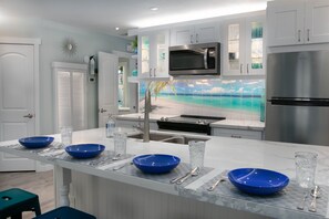 ثلاجة، ميكروويف، فرن، موقد طهي مسطح