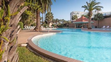 Een verwarmd zwembad