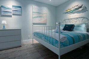 2 عدّة غرف نوم ومكواة/لوح كي وخدمة الإنترنت وملاءات أسرّة