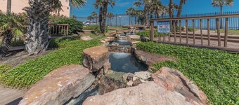 NEW Heated Pool & HOT Tub! Top Floor Very CLEAN