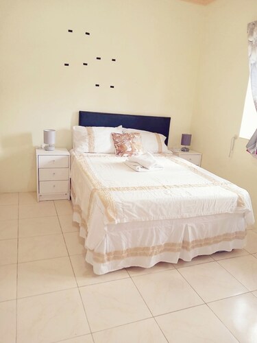 Home from home. Spacious 3 bed room apartment Jamaica. 
