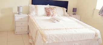 Home from home. Spacious 3 bed room apartment Jamaica.