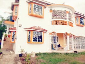 Exterior - Home from home. Spacious 3 bed room apartment Jamaica.  (Spanish Town)