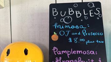 Pizarra con menú que detalla sabores y precios de té de burbujas.