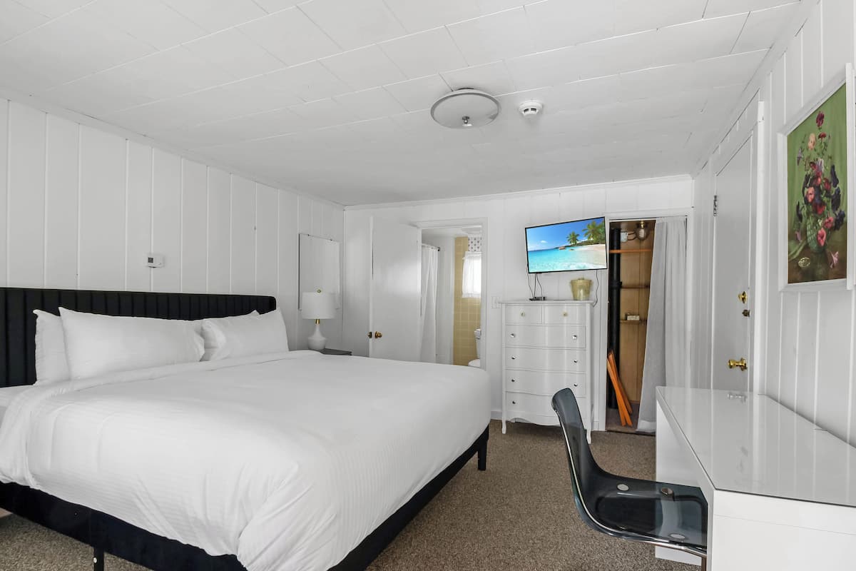 Individually decorated, individually furnished, travel crib, free WiFi