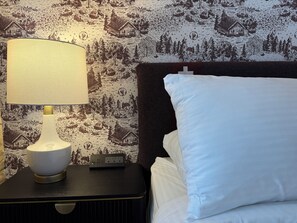 Economy Double Room, 1 King Bed, Non Smoking | Free WiFi, bed sheets - COHO Inn & Motor Lodge (Weston)