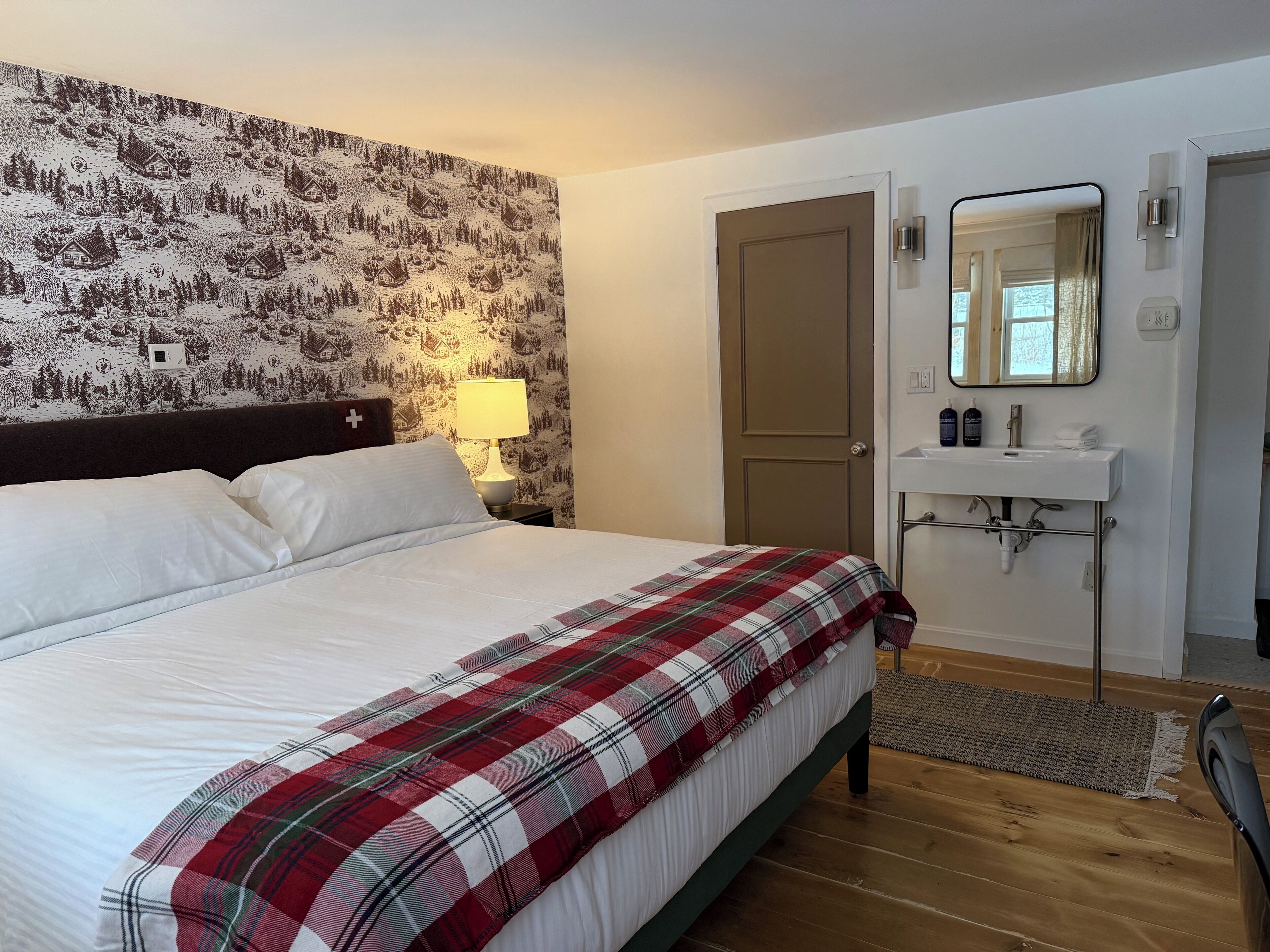 エコノミー ダブルルーム キングベッド 1 台 禁煙 | WiFi (無料)、ベッドシーツ