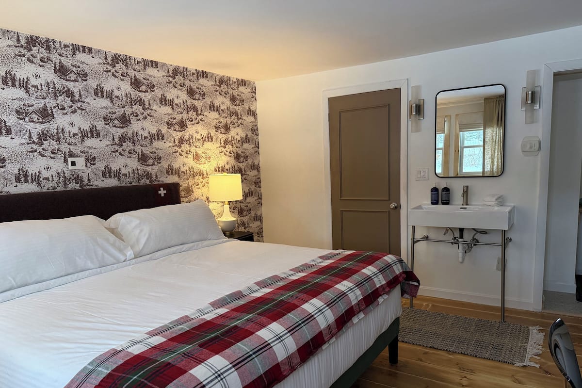 Economy Double Room, 1 King Bed, Non Smoking | Free WiFi, bed sheets