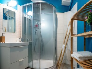 Shower, hair dryer, towels, soap - Harmonie - Cosy Comfy 2Beds +50m² Central FastWiFi SmartTV55" PrimeVideo BBQ (Verdun)