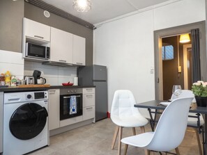 Kühlschrank, Mikrowelle, Ofen, Herdplatte