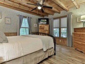 4 bedrooms, WiFi - Lallybroch on the Lake  4 BR, 3 BA, Sleeps 9 (Ellijay)