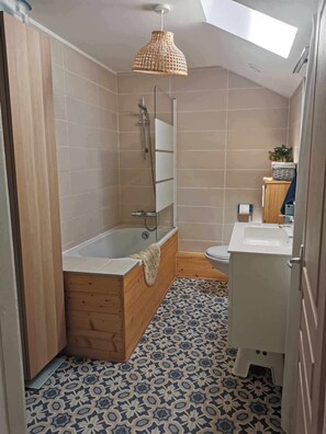 Een douche, een haardroger, toiletpapier