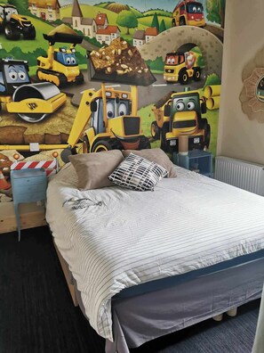 4 slaapkamers, een bureau, een strijkplank/strijkijzer, reisbedje