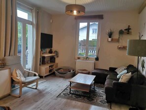 TV, books, printers - Jolie Maison Rénovée en Plein Cœur du Centre de Soustons Kids Friendly (Soustons)