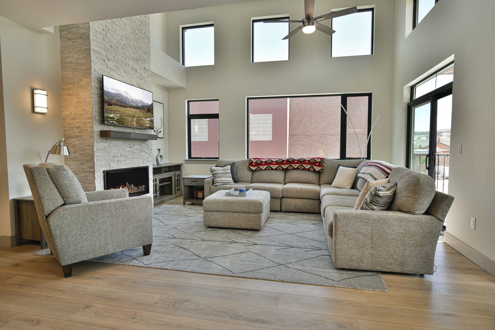 Skywalk Flats Penthouse: Downtown w/ Rooftop Hot Tubs and Great Views