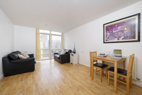 Living area - DOCKLANDS. 1 BEDROOM APARTMENT WITH LIVIVING ROOM. (London)