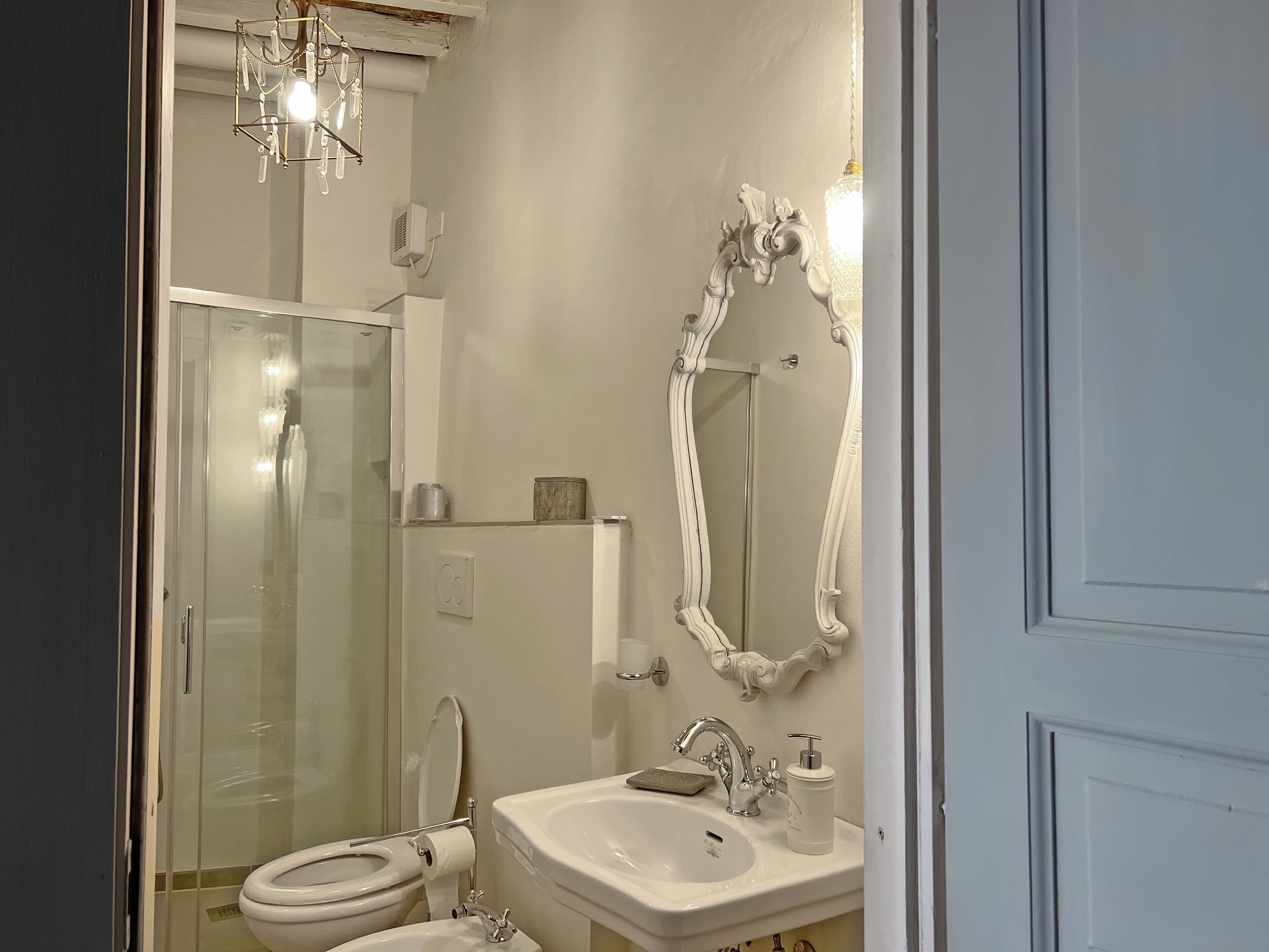 シャワー、ヘアドライヤー、ビデ、タオル