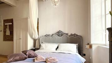 1 bedroom, desk, iron/ironing board, WiFi