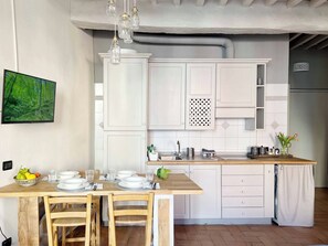 Réfrigérateur, plaque de cuisson, cafetière/bouilloire