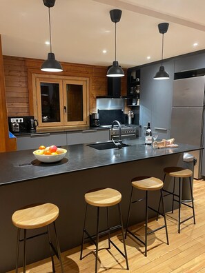 Kjøleskap, mikrobølgeovn, ovn og kokeplater