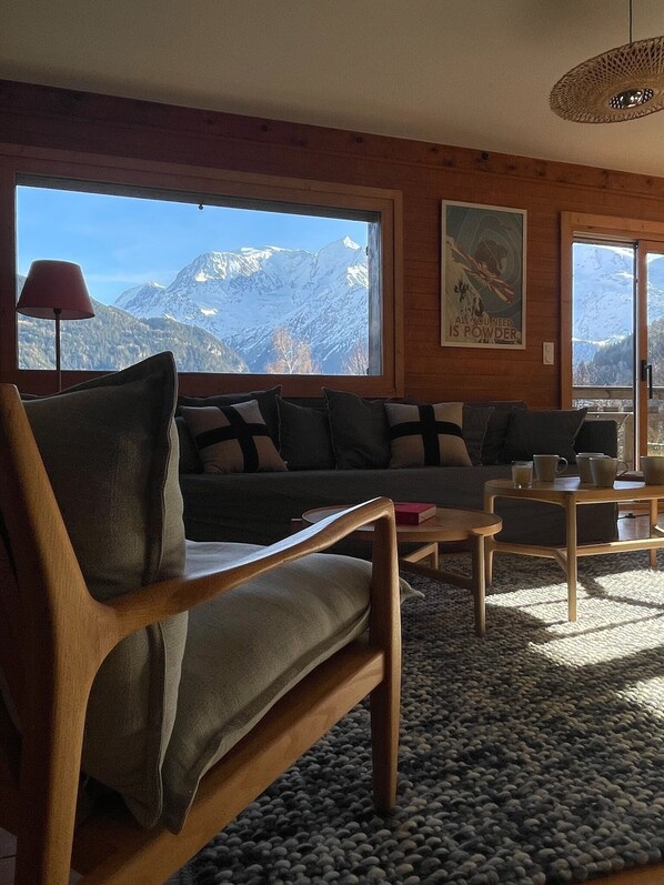Smart TV, DVD player, books, music library - Chalet Familial Entièrement Rénové à Saint Gervais Face au Mont Blanc (Saint-Gervais-les-Bains)