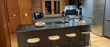 Réfrigérateur, four à micro-ondes, un four, surface de cuisson